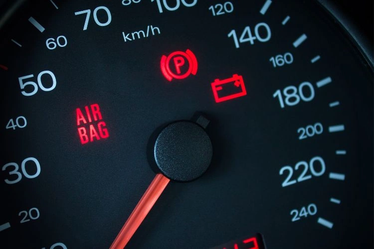 Tableau de bord de voiture avec le voyant du frein à main allumé