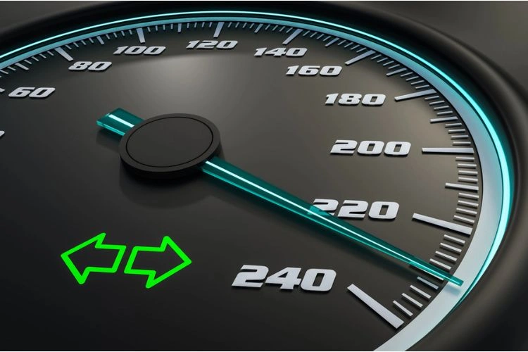 Tableau de vitesse de voiture avec les voyants verts du clignotant allumés