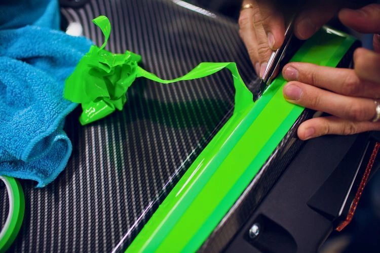 Personne en train de poser un covering