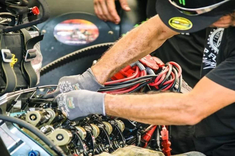 Homme réparant le moteur d'une voiture