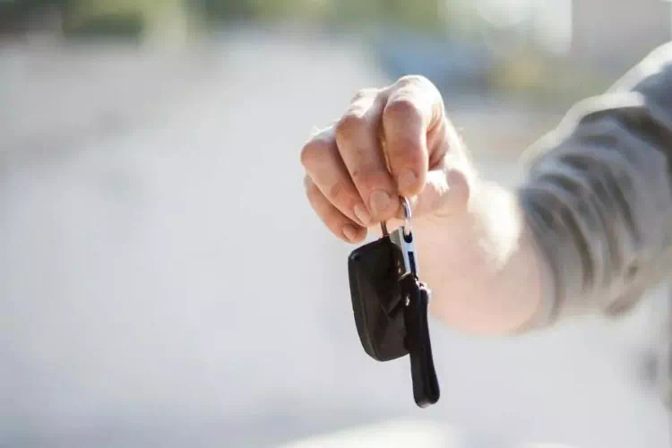 Personne donnant les clés de sa voiture lors d'une vente