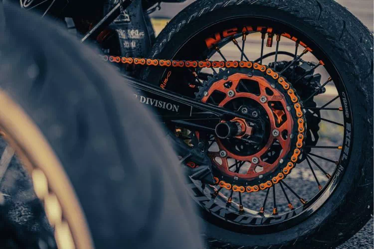 Roue arrière de moto avec vue sur la chaîne