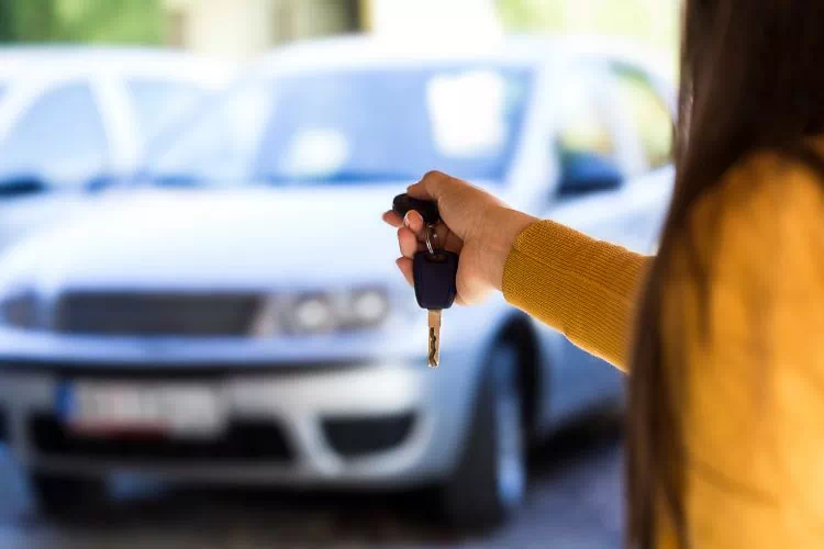 Femme activant l'alarme de sa voiture