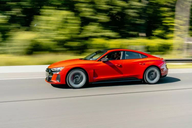 Conduite sportive avec une voiture électrique