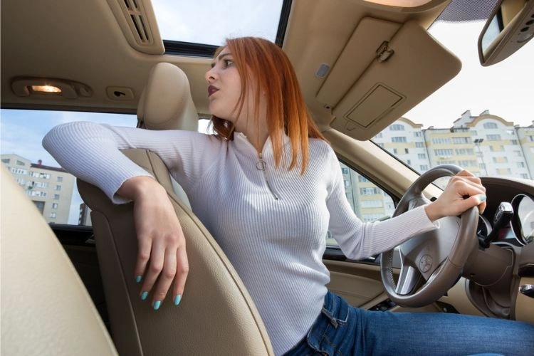 Femme en train de se garer en marche arrière
