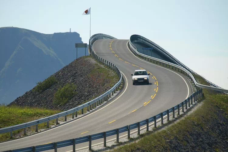 Route de montagne avec de fortes pentes