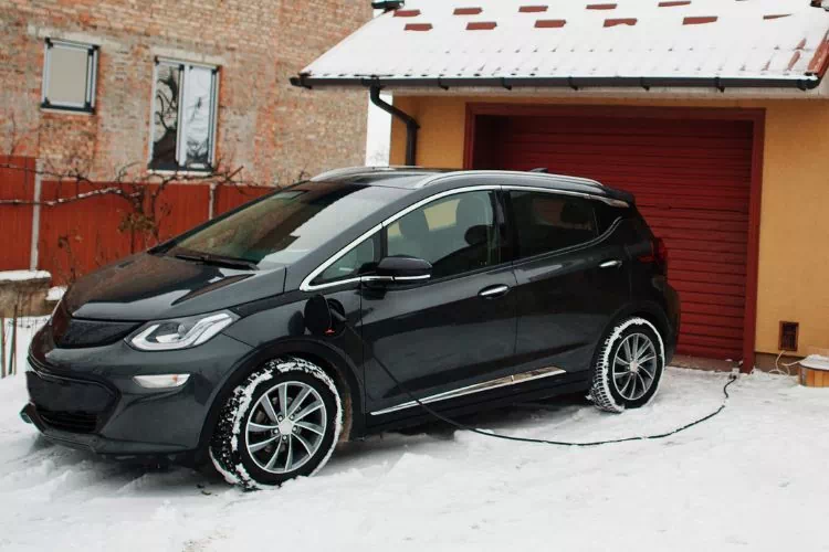 Voiture électrique en train de charger dehors en hiver