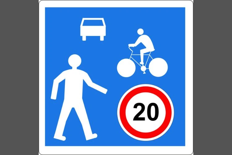 Panneau de signalisation représentant un piéton, un vélo, un véhicule ainsi que le chiffre 20