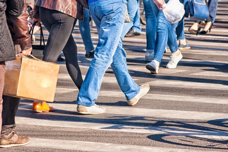 Piétons en train de traverser la route