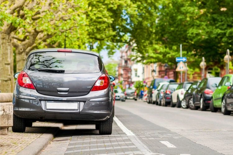 Voiture stationnée sur un trottoir