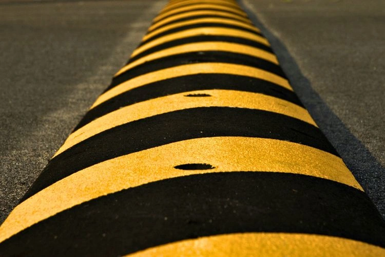 Ralentisseur de route