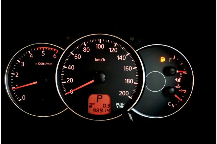 Tableau de bord d'un moteur essence