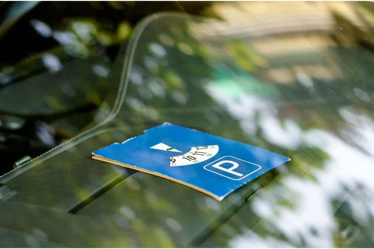 Disque bleu pour zone bleue sur un tableau de bord