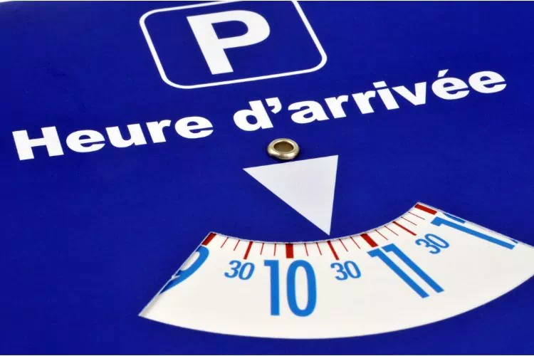 Gros plan sur un disque bleu