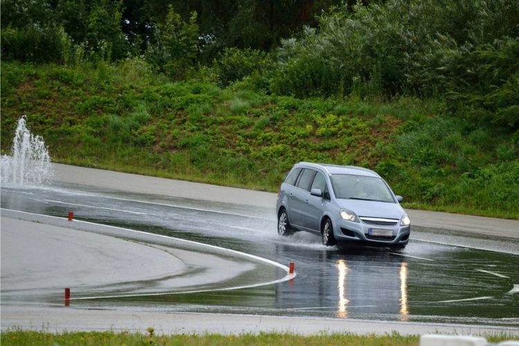 Conduite sur une route humide