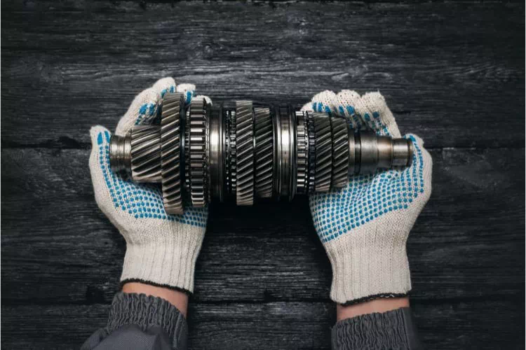 Mécanicien tenant une boîte de vitesse