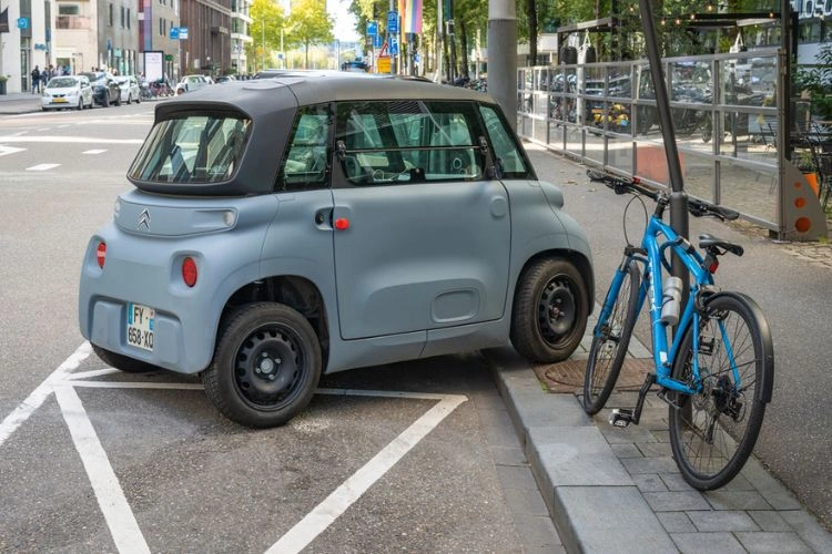 Voiture sans permis garée en ville