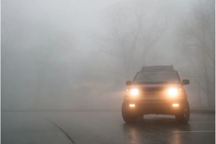 Voiture 4x4 en plein brouillard