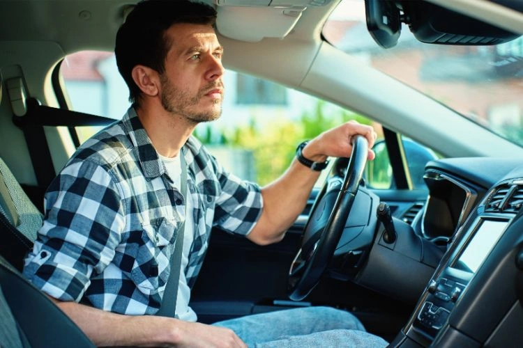 Homme au volant