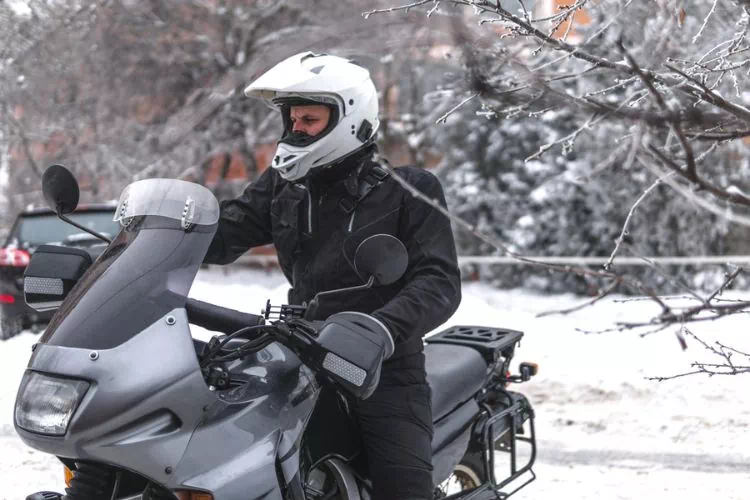 Motard bien protégé contre le froid en hiver
