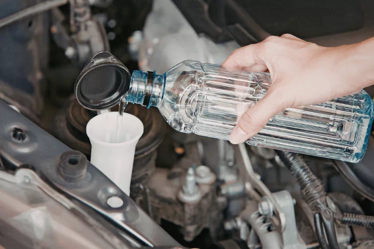 Personne remplaçant l'eau de refroidissement dans un véhicule