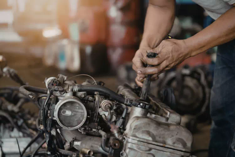 Mécanicien qui fait le diagnostic d'un moteur