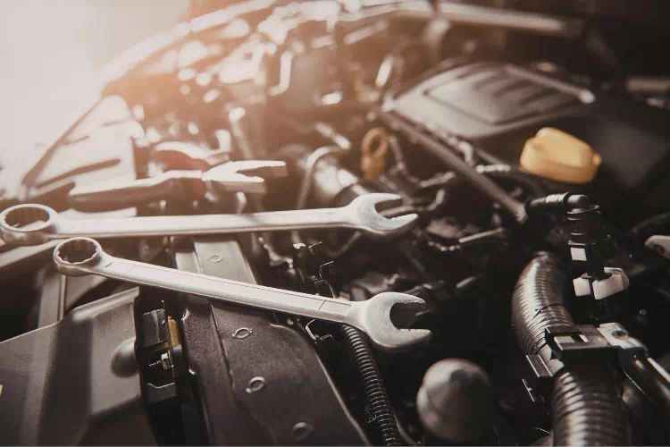 Vue sur un moteur de véhicule à travers le capot