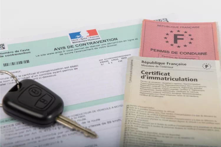 Carte grise d'un véhicule et une clé