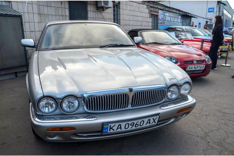 Jaguar XJR