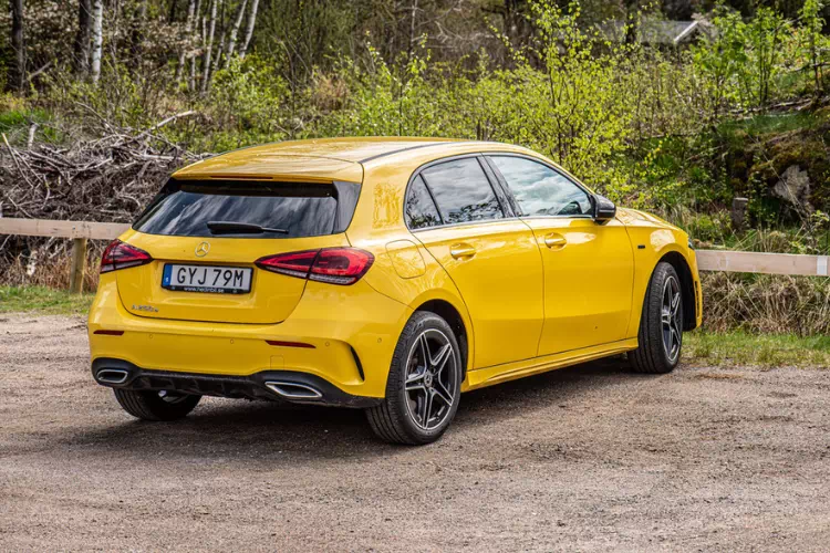 Mercedes Classe A garée à la campagne