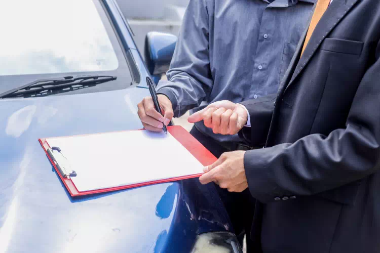 Personne contractant une assurance auto