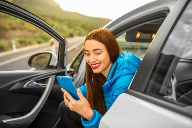 Femme en train de calculer son trajet de route