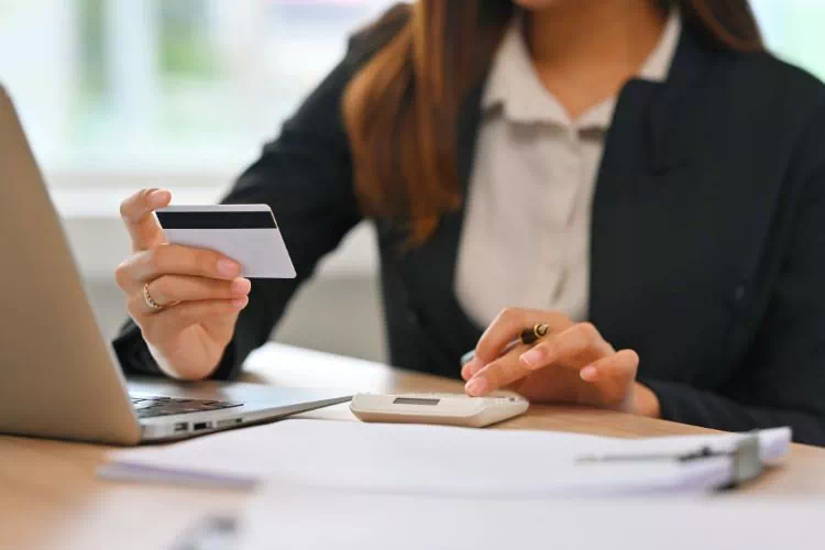 Femme en plein calcul de paiement