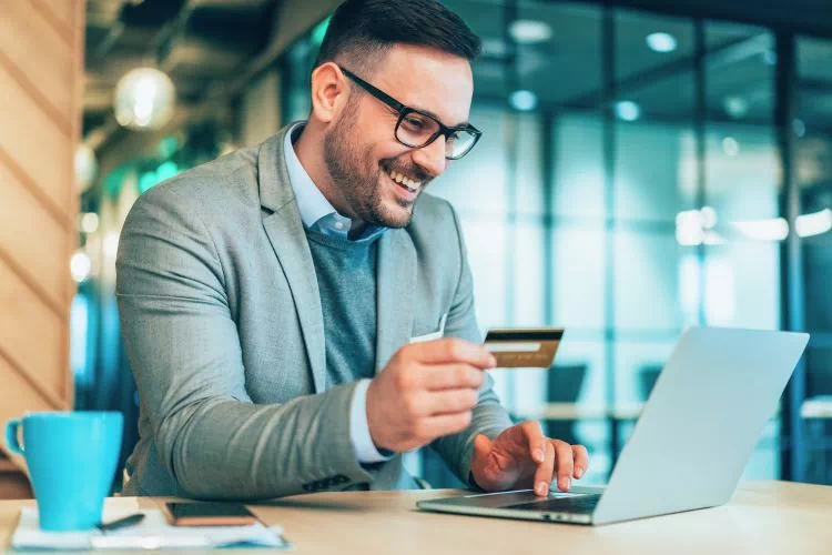 Homme faisant un paiement en ligne