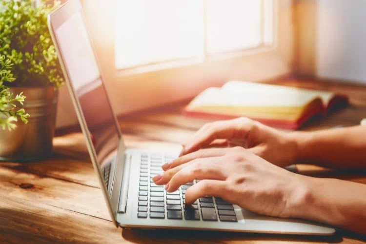 Personne en train de faire une demande de carte grise en ligne