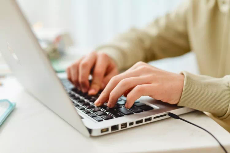 Personne cherchant son numéro NEPH en ligne