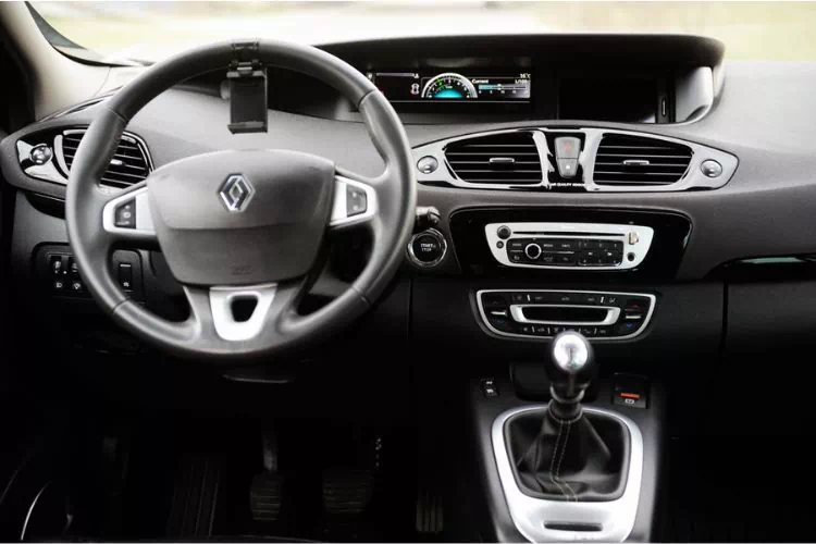 Tableau de bord d'une Renault Scénic vu de face