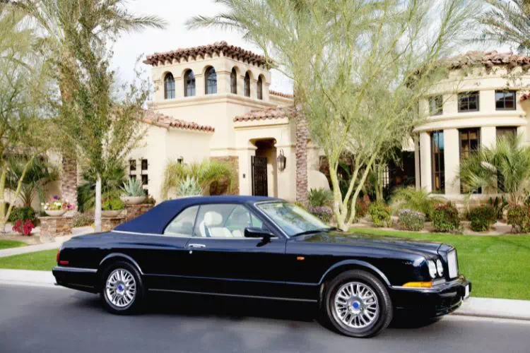 Voiture de luxe devant une villa