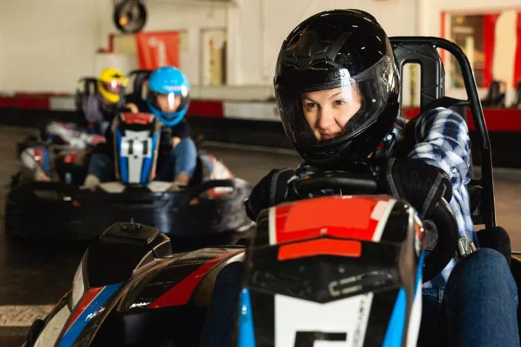 Jeune femme lors d'une course de karting pendant un team building