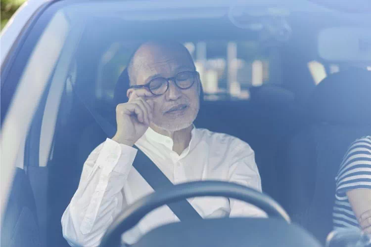Homme s'apprêtant à conduire
