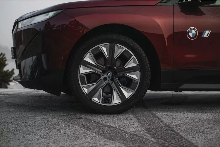 Pneus BMW sur une route