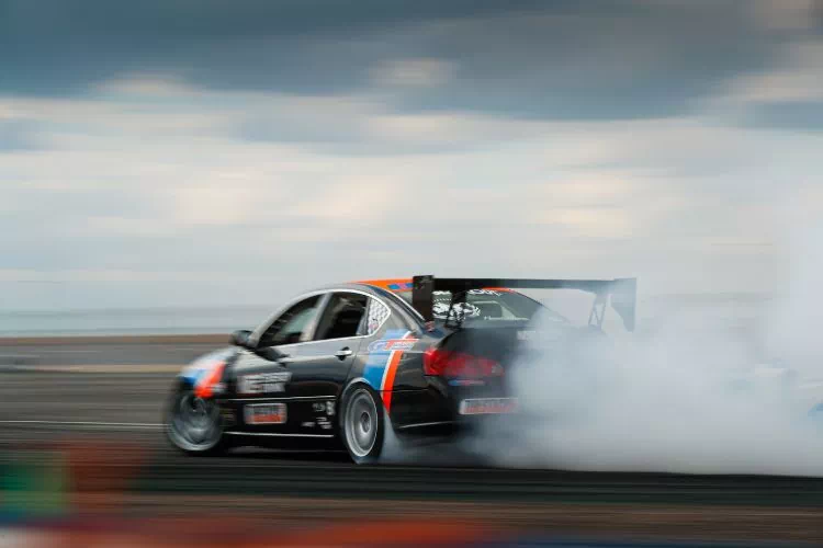 Voiture faisant un dérapage sur un circuit