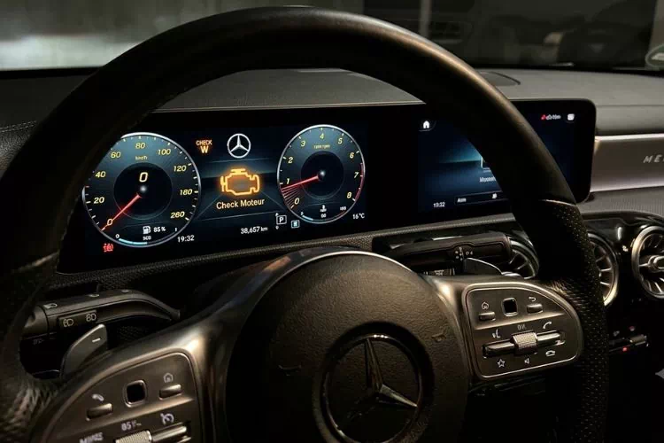 Voyant moteur allumé sur une Mercedes