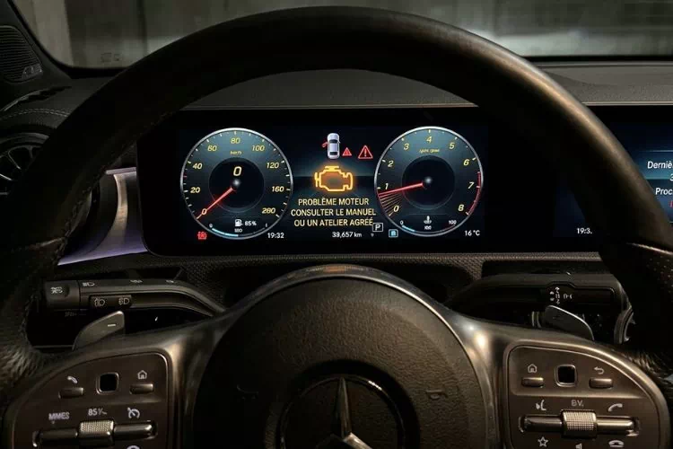 Voyant moteur allumé sur tableau de bord de mercedes classe A