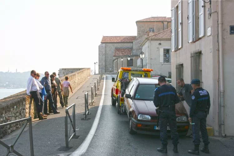 Police en train d'embarquer un véhicule
