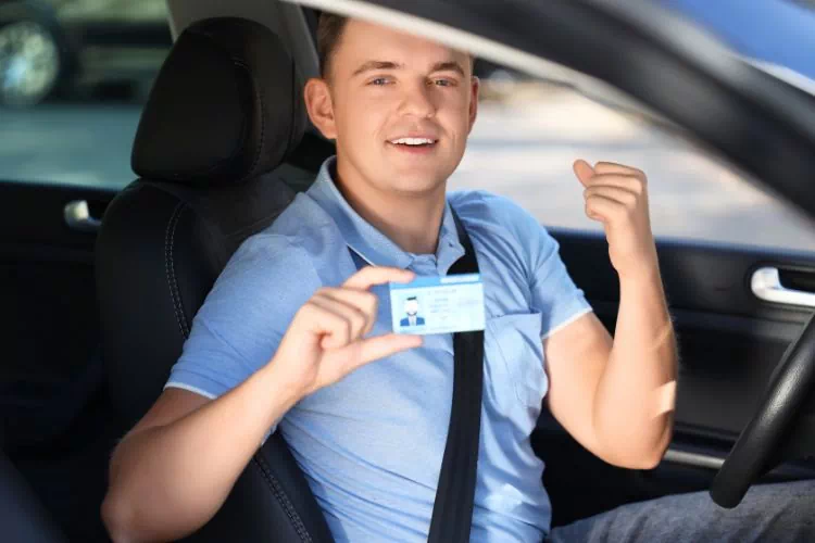 Homme venant de récupérer son permis de conduire