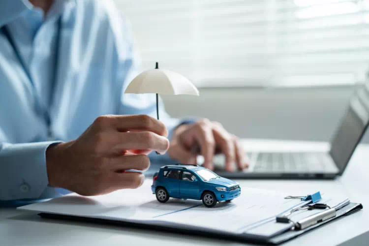 Personne signant un contrat d'assurance auto