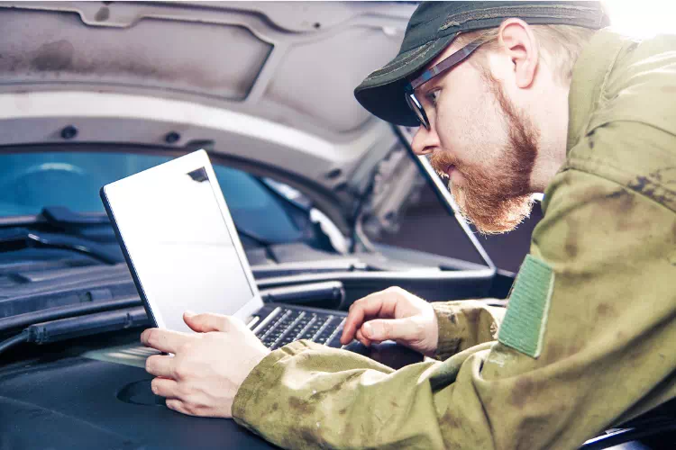 Personne qui efface ses données de sa voiture connectée