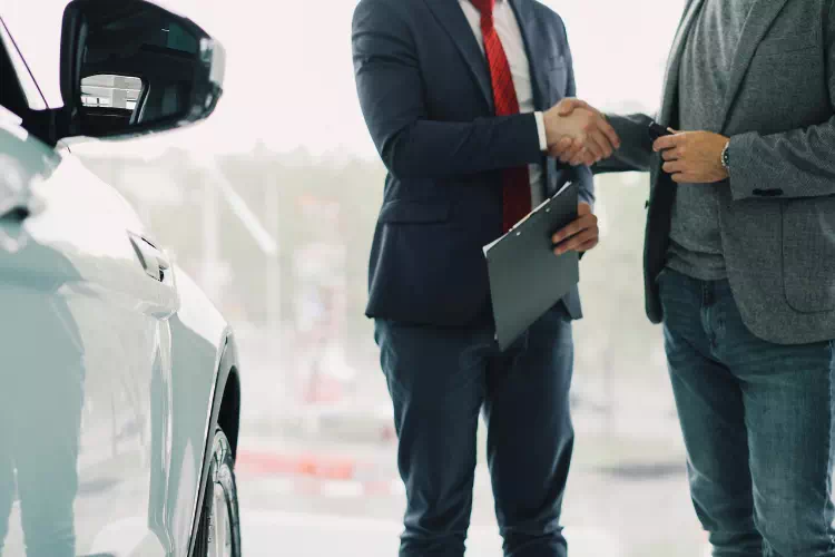 Personne qui vend sa voiture connectée