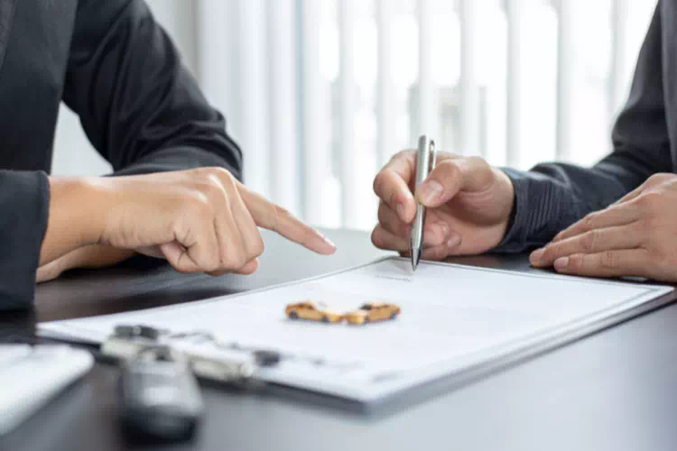 Personne signant une assurance auto petit rouleur